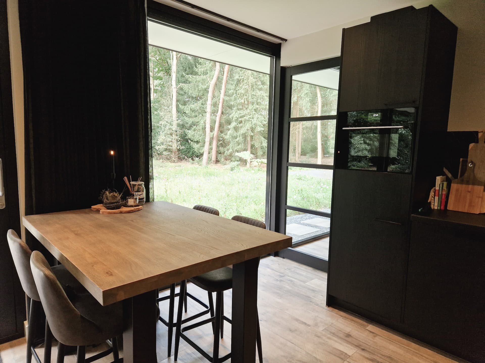 Eettafel aan de open keuken